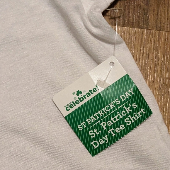 St Patrick's Day T-shirt "One Lucky Grandma" White Green Graphic Shamroc… - Picture 3 of 6